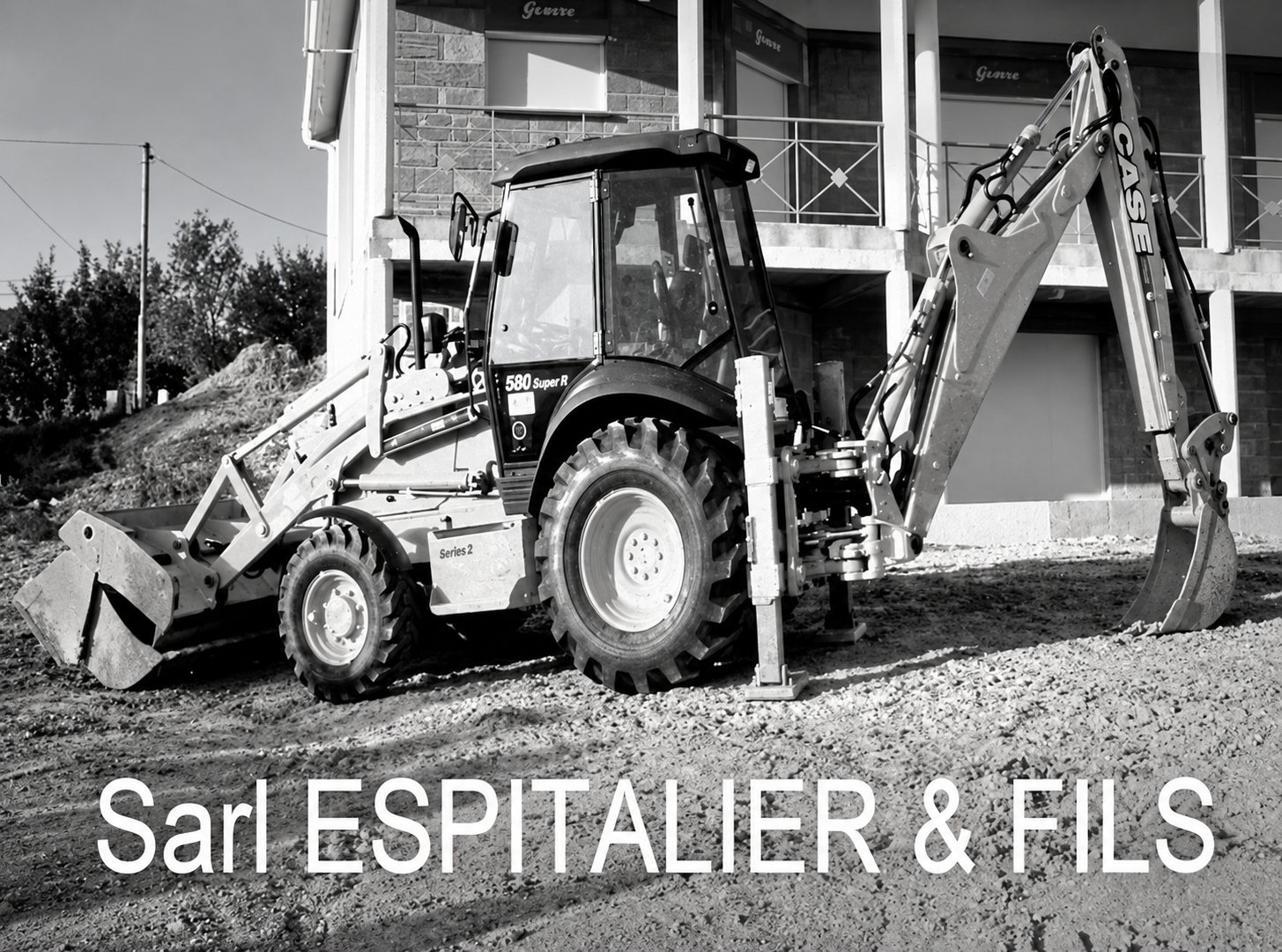 Tractopelle de l’entreprise devant un bâtiment